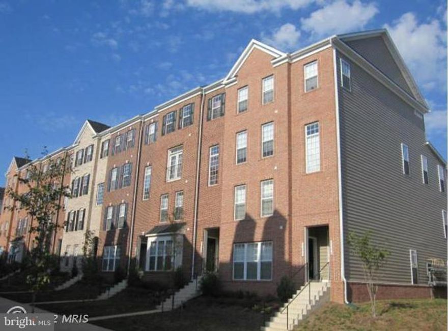 Beautiful 2 level end unit townhome w/1 car garage. Gourmet kitchen w/granite, SS appliances, hardwood floors, office on main level. Close to Potomac Town Center/Potomac Mills. Mins to I-95, VRE Train Station, Quantico Marine Base and Ft Belvoir. Community includes a recreation center with indoor and outdoor pool, tot lot, rock climbing wall, 3 entry gates