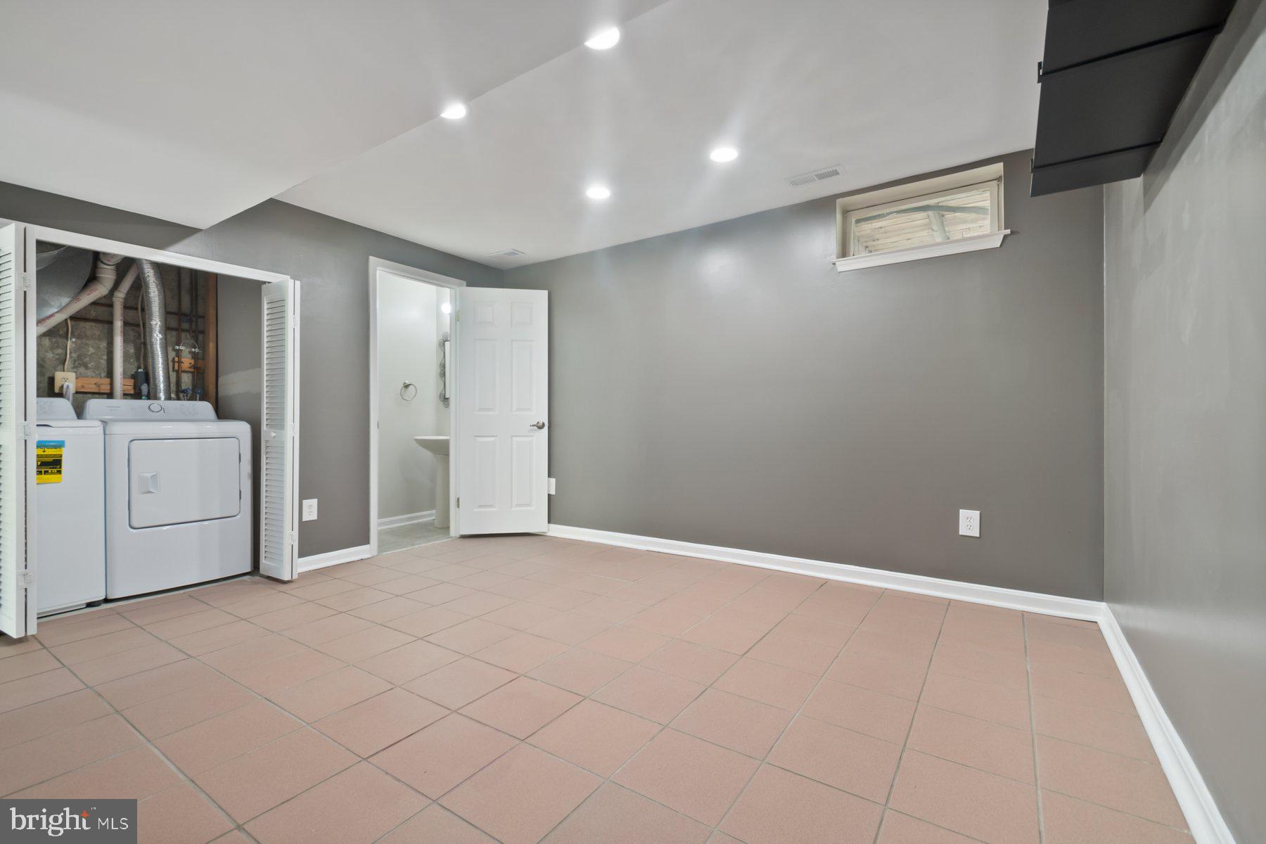 RIVERCHASE - Residential