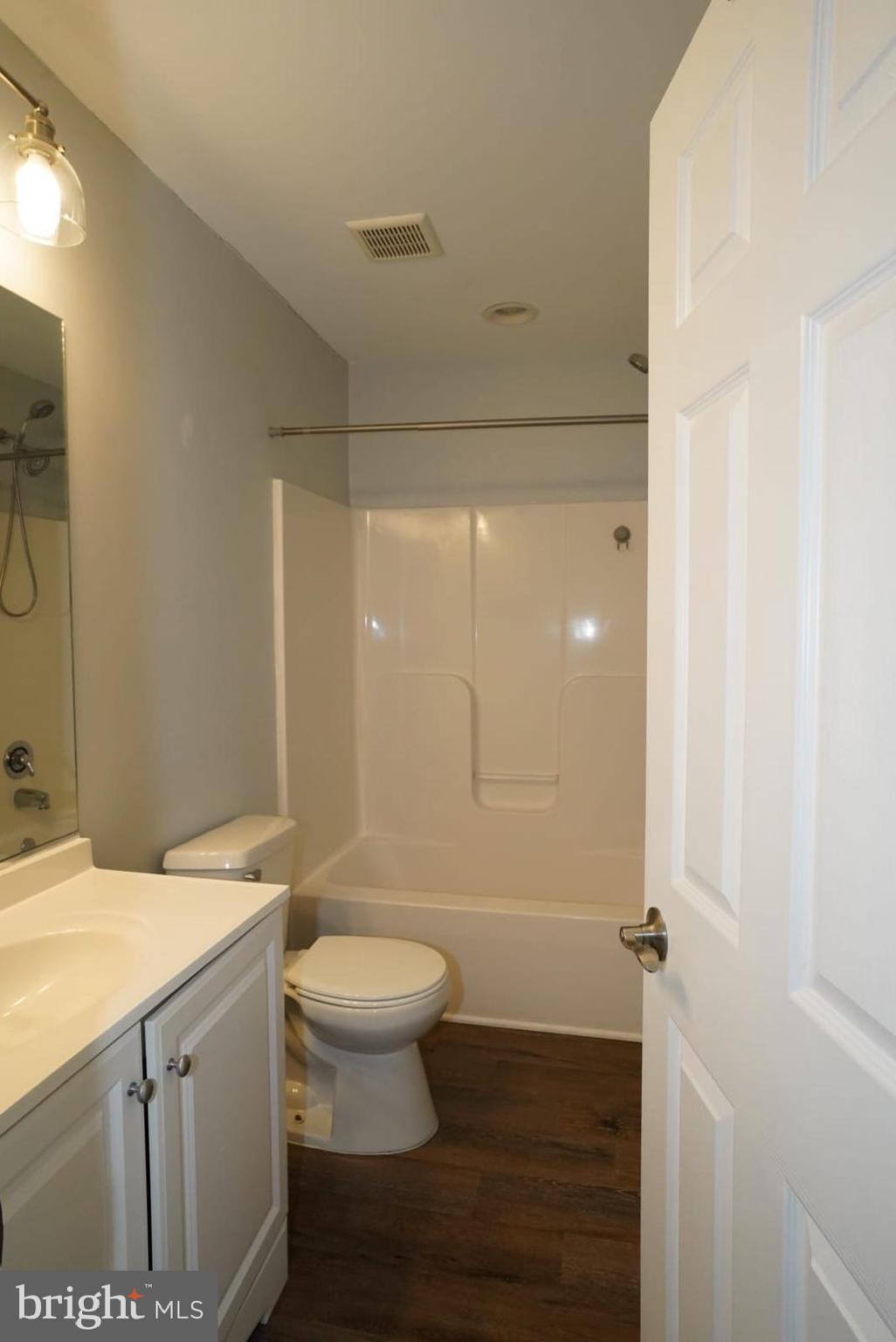 LAKELAND PLACE - Residential Lease