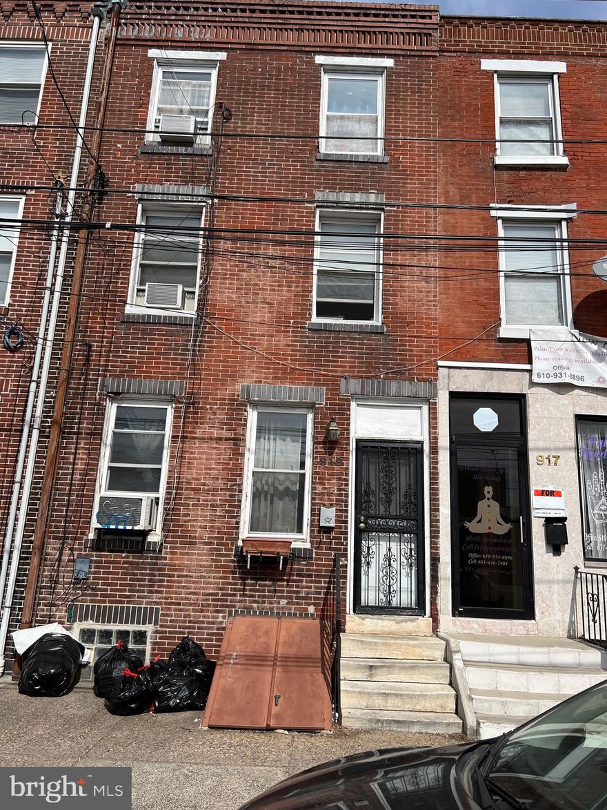 WELL KEPT HOME. MOVE IN CONDITION.  Showing after 4:00 PM