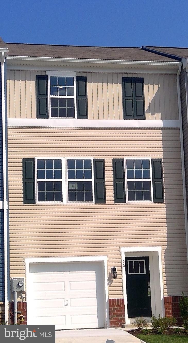 Granite kitchen counter tops, Stainless Steel Appliances, Cabinet Hardware, Walk Out Basement, 2 x 6 Construction, Tot Lot in Community, Close Access to I-81, Shopping and Schools. NEW CONSTRUCTION!