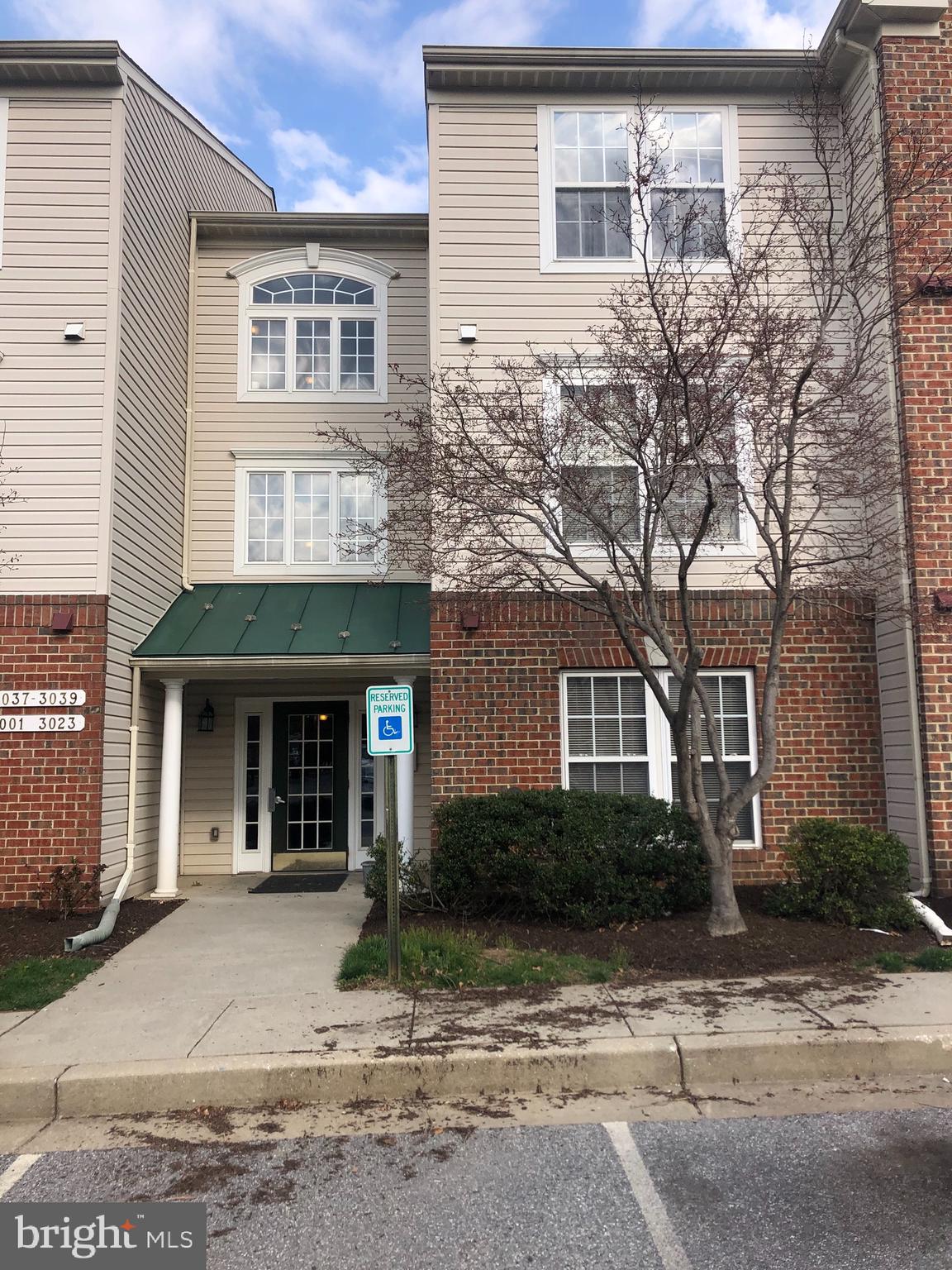 Welcome to this well maintained turnkey 2nd floor Condo. The large master bedroom boasts a walk-in closet and full on-suite bath. The open floor plan flows into an open kitchen with upgraded granite counters and breakfast bar. Continue to the family room and onto the 2nd bedroom with an additional on-suite full bathroom. Perfectly located between restaurants, shopping and major commuting routes!