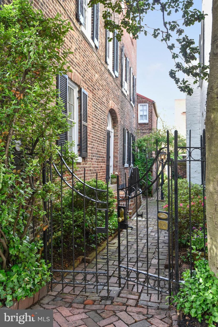 BAR approved for off-street parking.  Classic on Captain's Row features beautiful random-width floors,period details,elegant entertaining spaces in the living & dining rooms,high ceilings,4 fireplaces,den with antique brick floor and more.An absolutely charming side alley & yard are accented by boxwoods, azaleas,crape myrtle and dogwoods.Two terraces offer a magical setting.