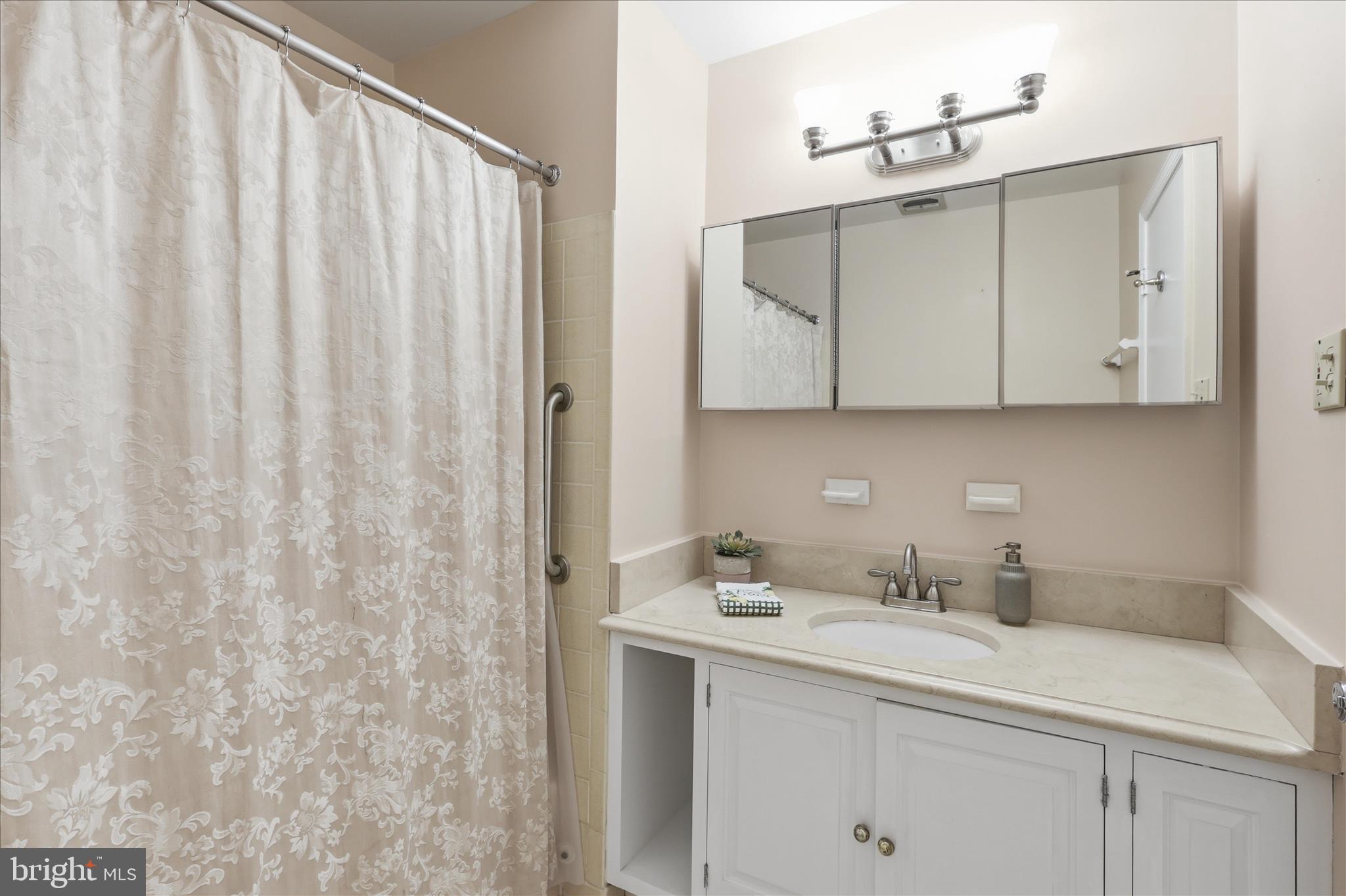 WHITE OAK MANOR - Residential