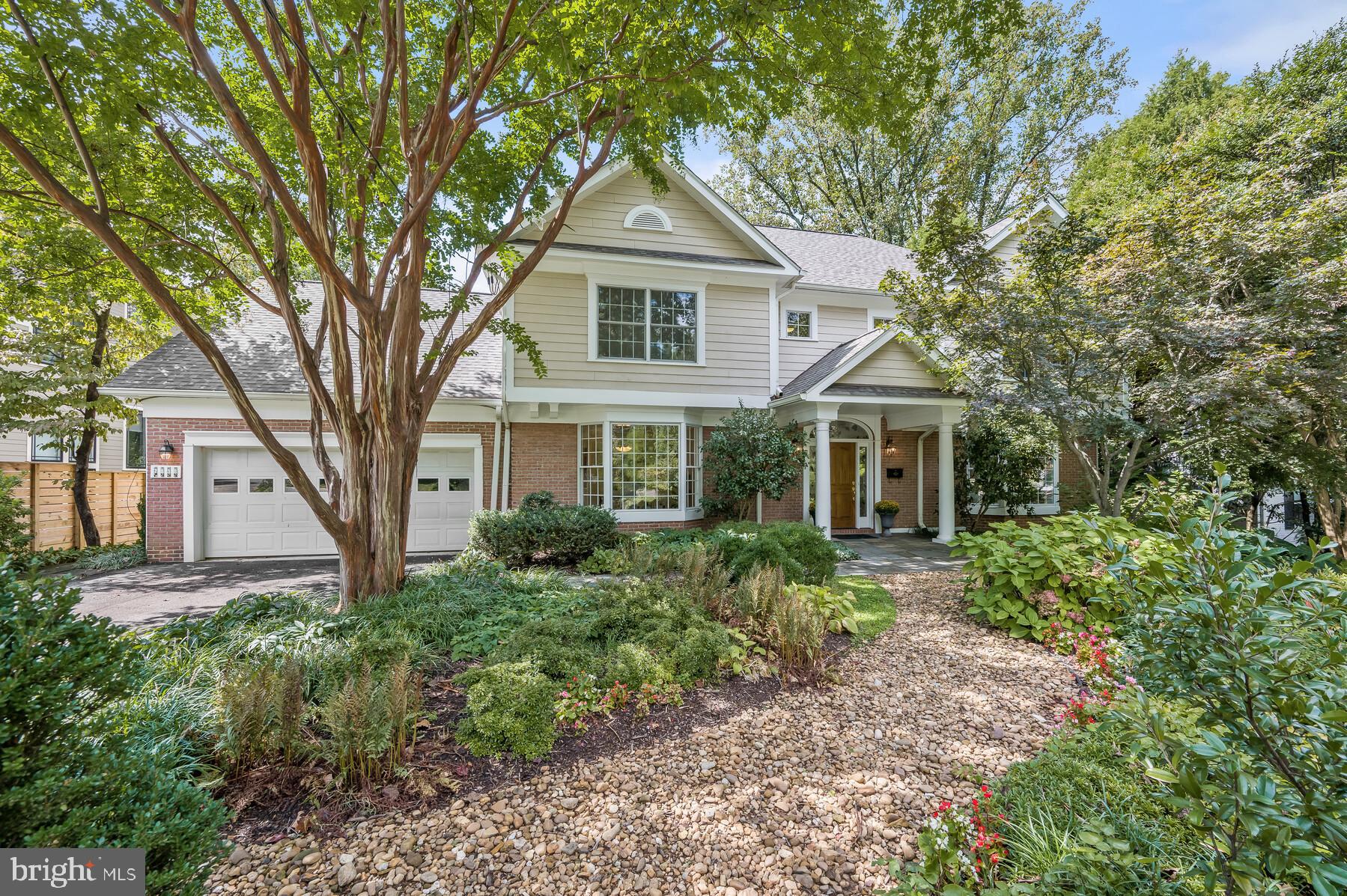 ENGLISH VILLAGE - Residential