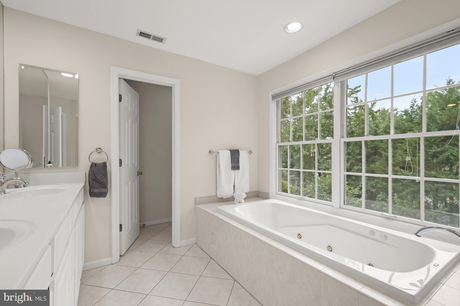 ENGLISH VILLAGE - Residential