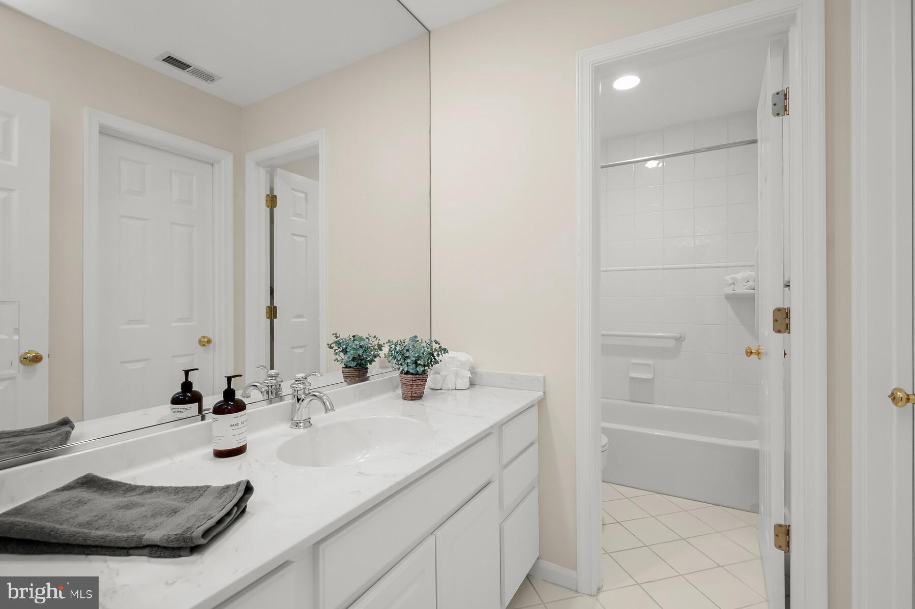 ENGLISH VILLAGE - Residential