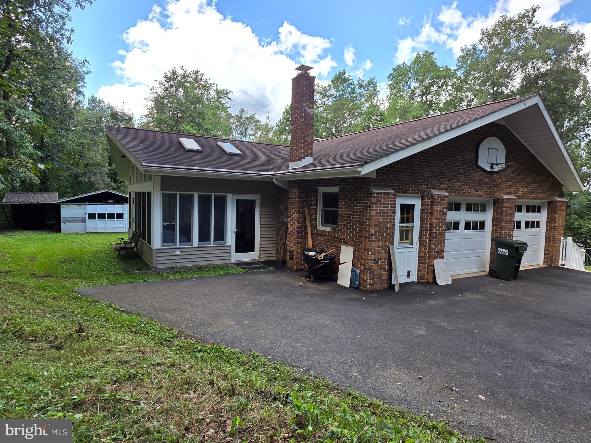 475 HORSESHOE TRAIL ROAD
