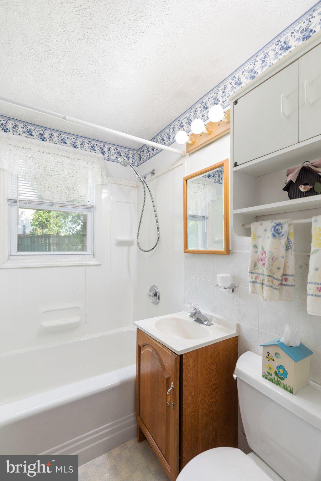 COLONIAL HOUSING - Residential