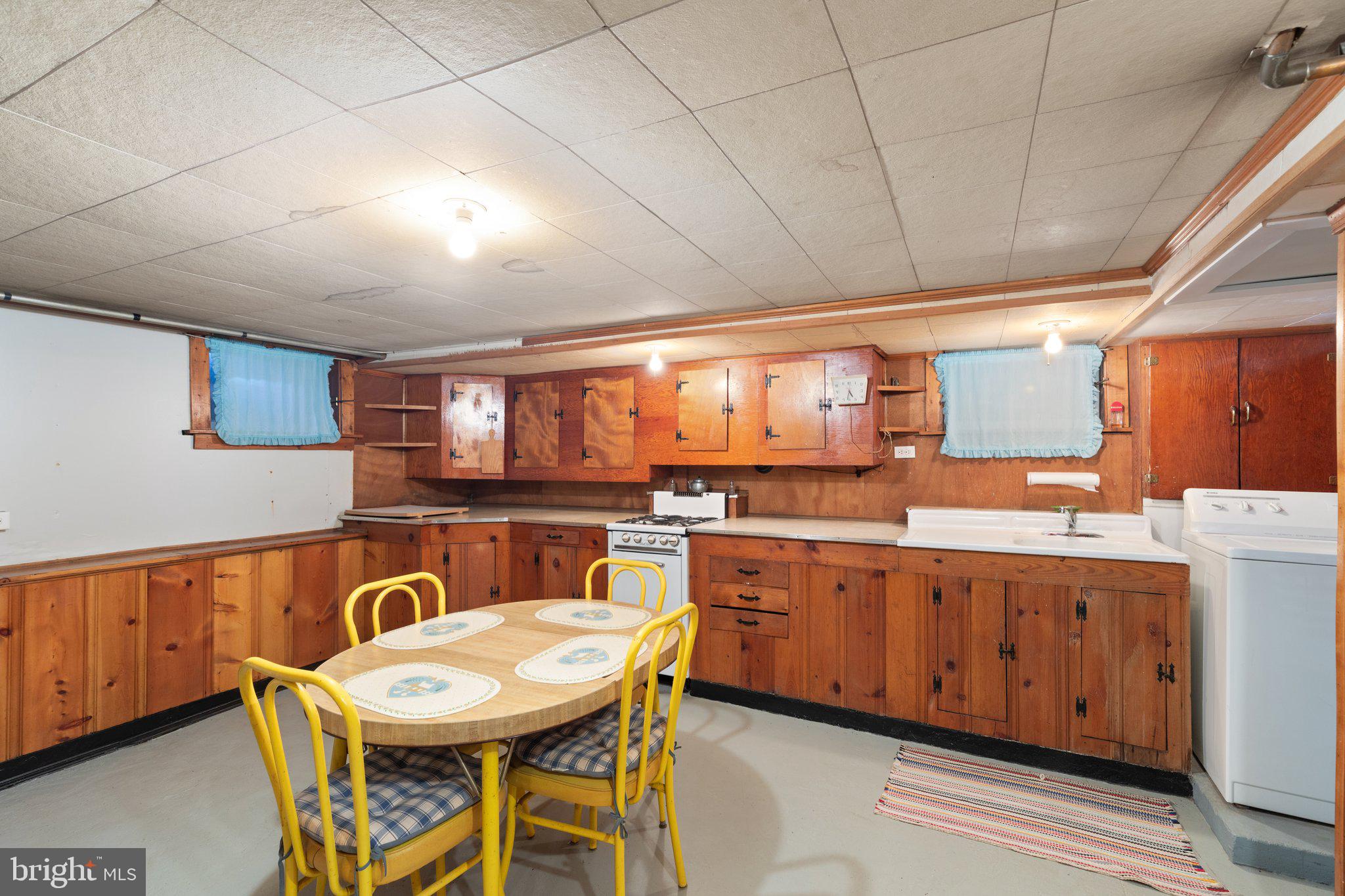 COLONIAL HOUSING - Residential