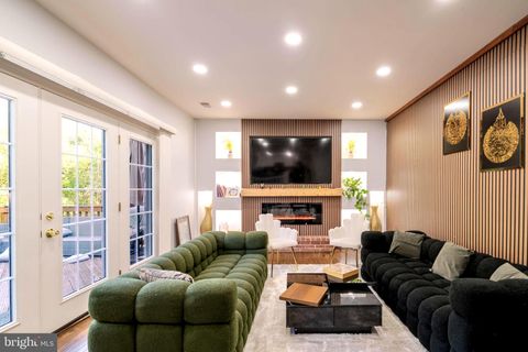 Photo of 9907 Rosewood Hill Circle, VIENNA, VA 22182 (MLS # VAFX2306780)