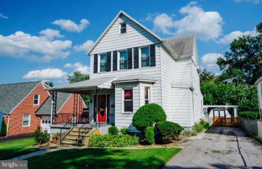 Modern touches abound in this quaint yet spacious home conveniently located to major routes. Close to elementary school. Potential 4th bedroom on main level. Security system/service included in rent. Fenced, level backyard. Off-street parking. Owner prefers an initial lease term of 16 months minimum.