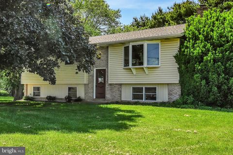 Photo of 5 Buch Mill Road, Lititz, PA 17543 (MLS # PALA2051452)