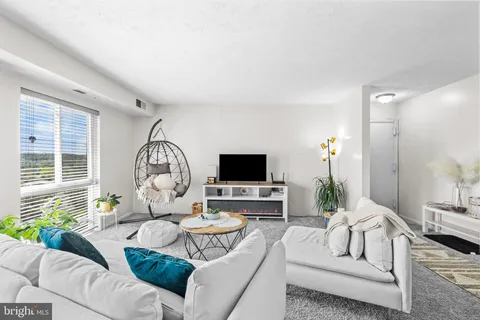 6145 Edsall Road Unit M, Alexandria, VA MLS: VAAX2059054