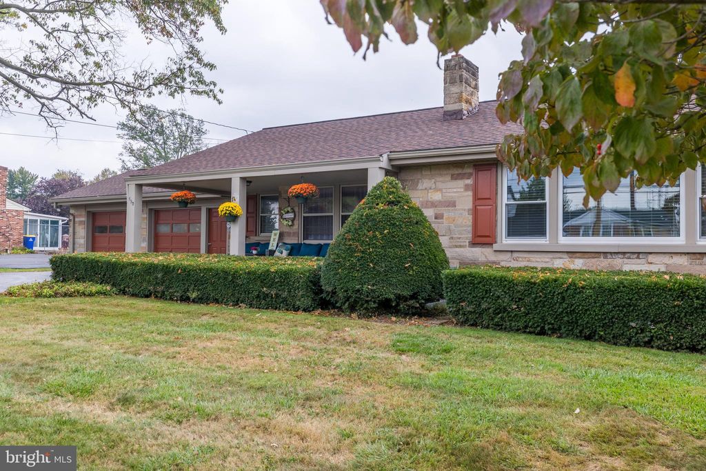 Photo of 590 E Jackson Street, NEW HOLLAND, PA 17557 (MLS # PALA2077188)