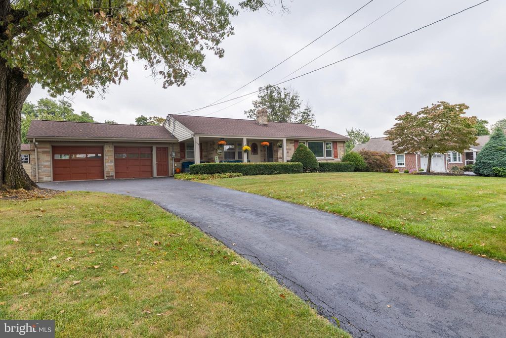 Photo of 590 E Jackson Street, NEW HOLLAND, PA 17557 (MLS # PALA2077188)