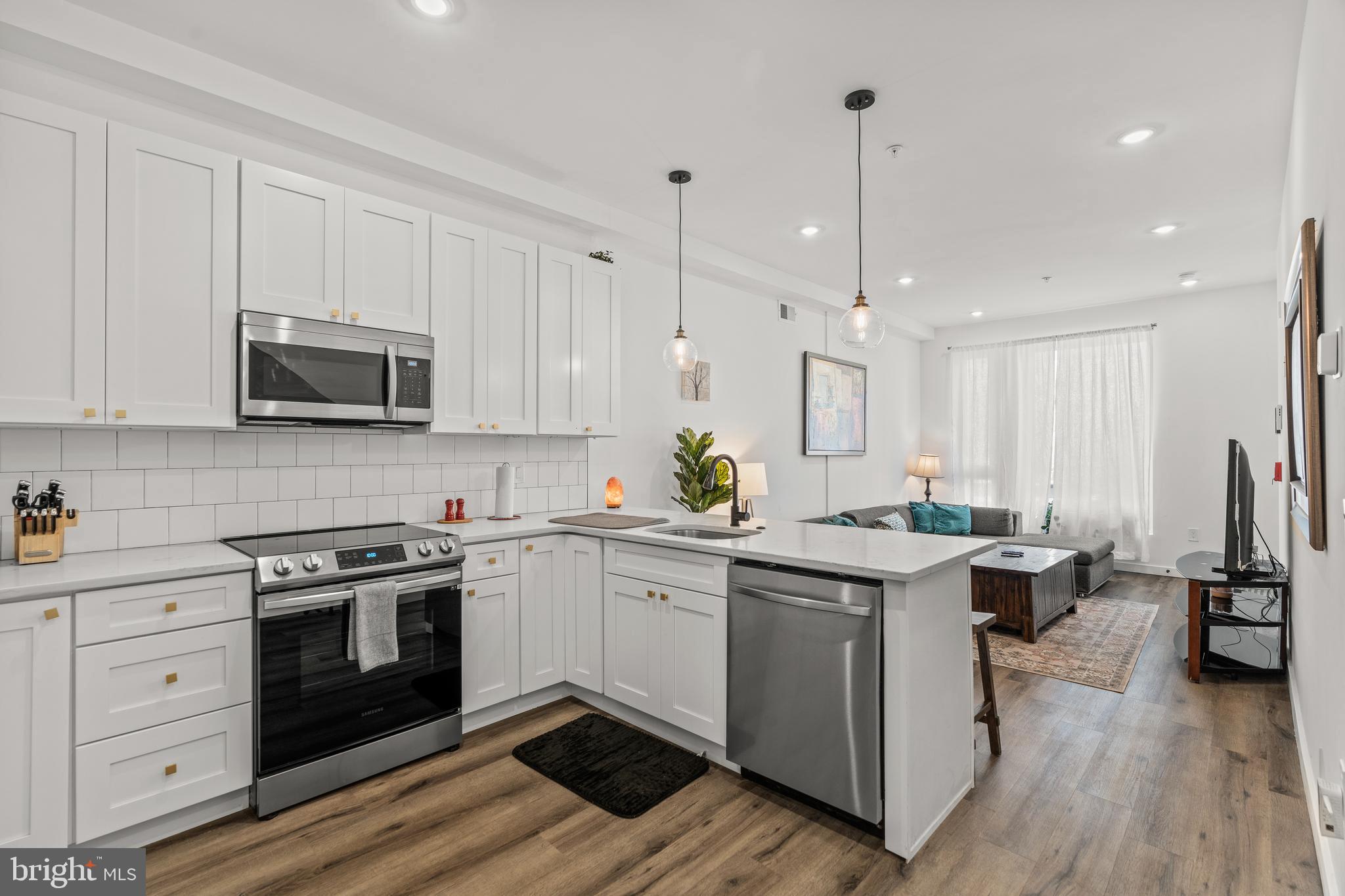 POINT BREEZE - Commercial Sale