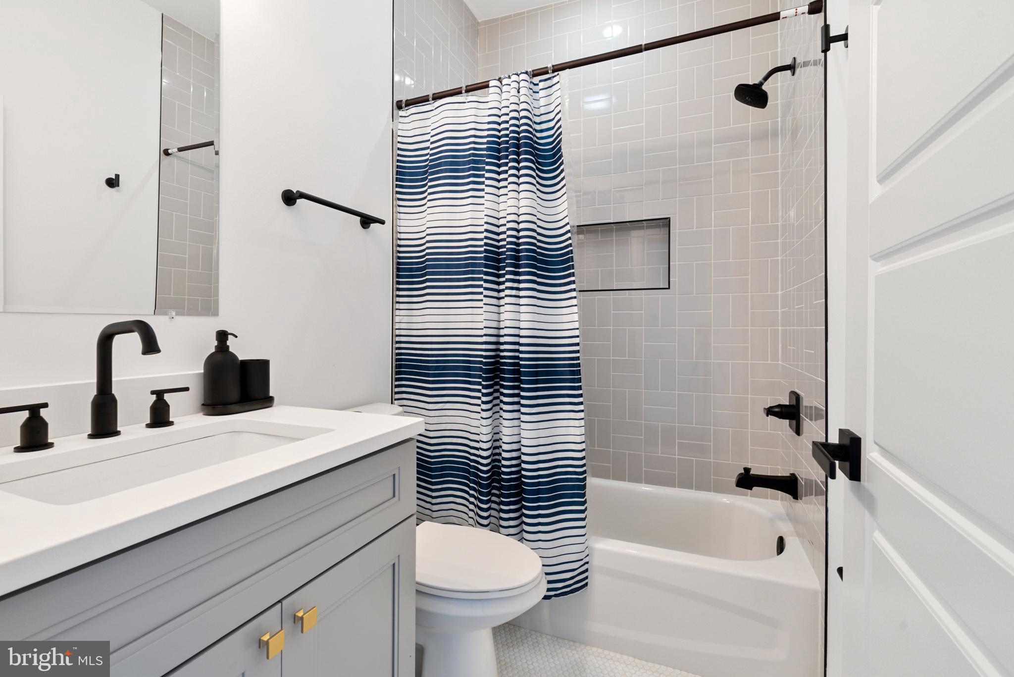 POINT BREEZE - Commercial Sale