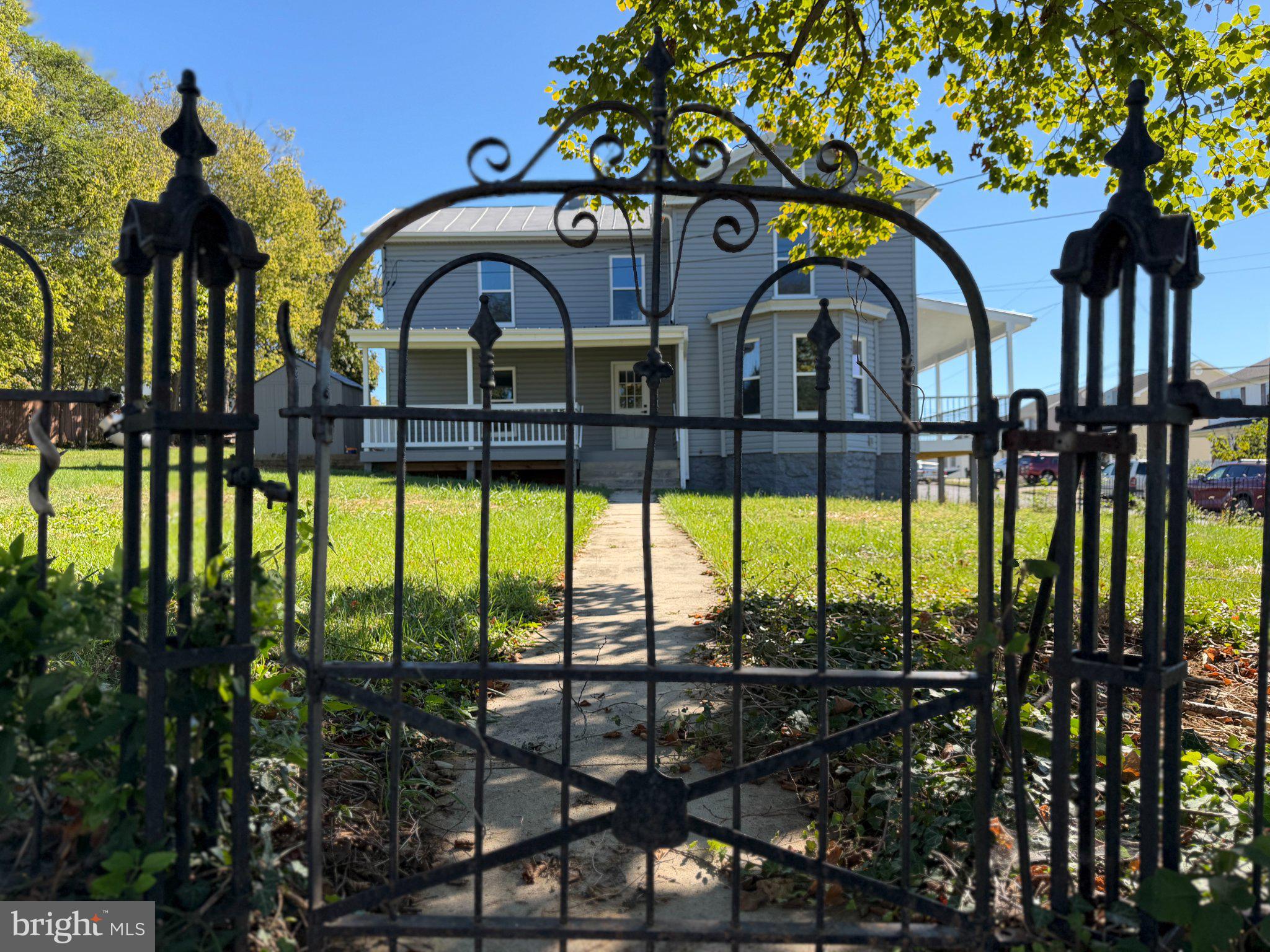 427 THOMPSON STREET