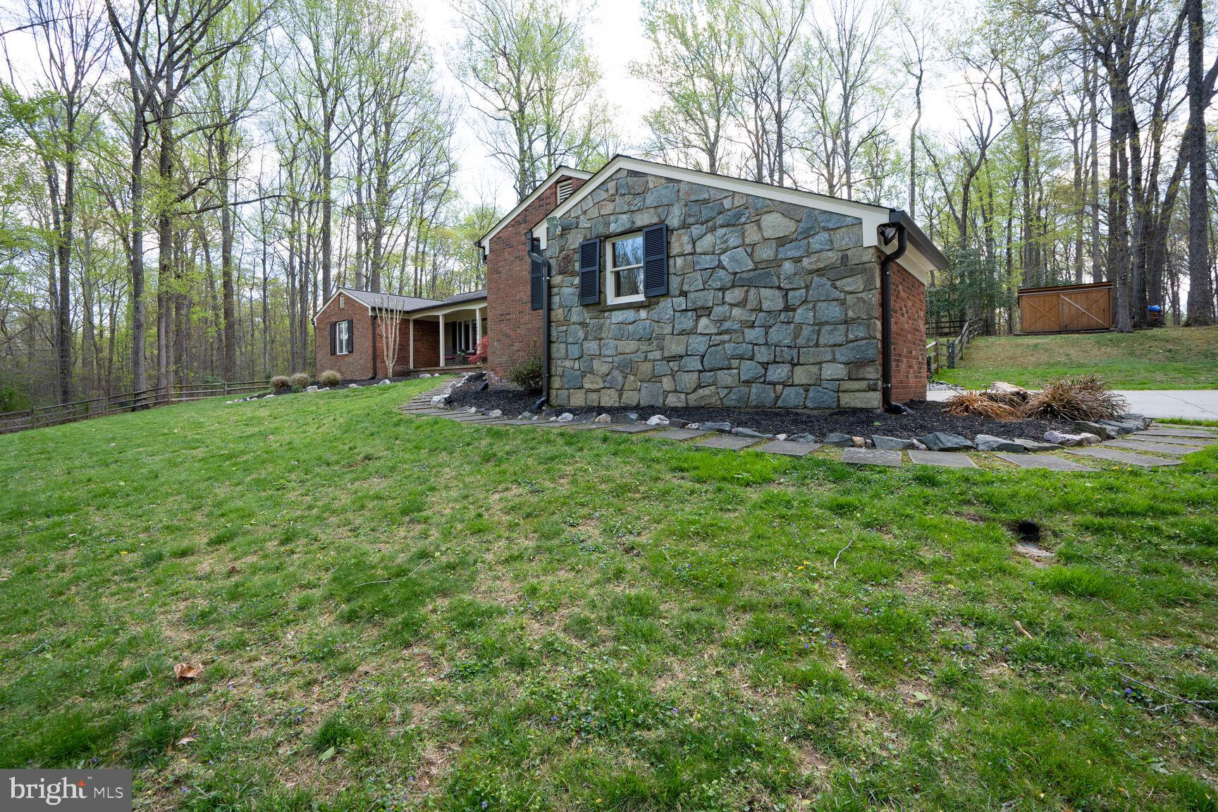 THE SINGING WOODS - Residential