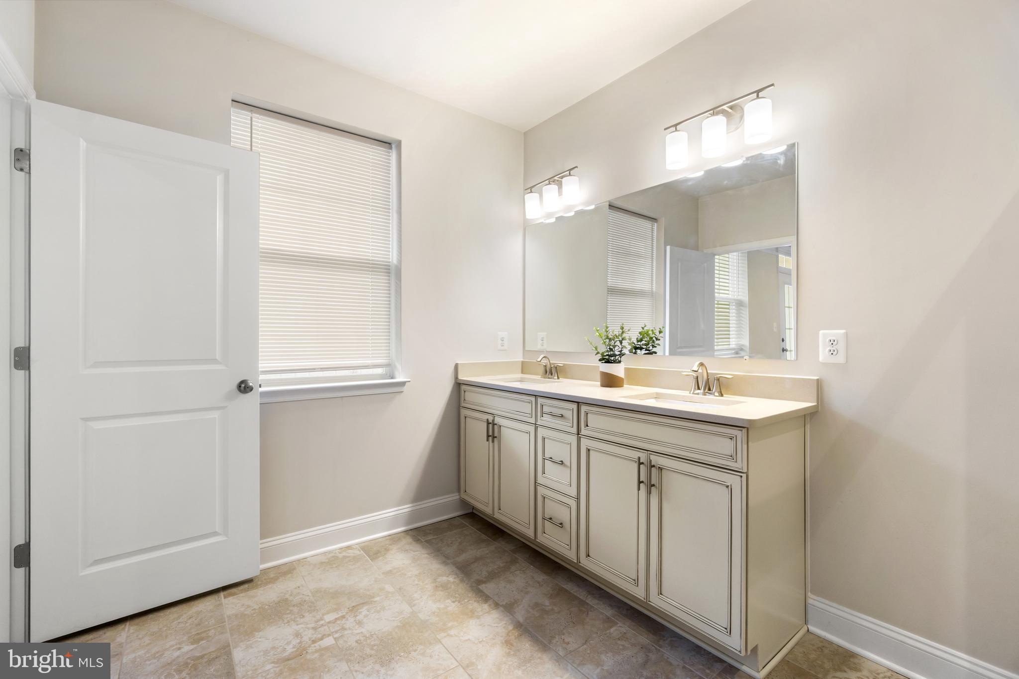 OXFORD SQUARE - Residential