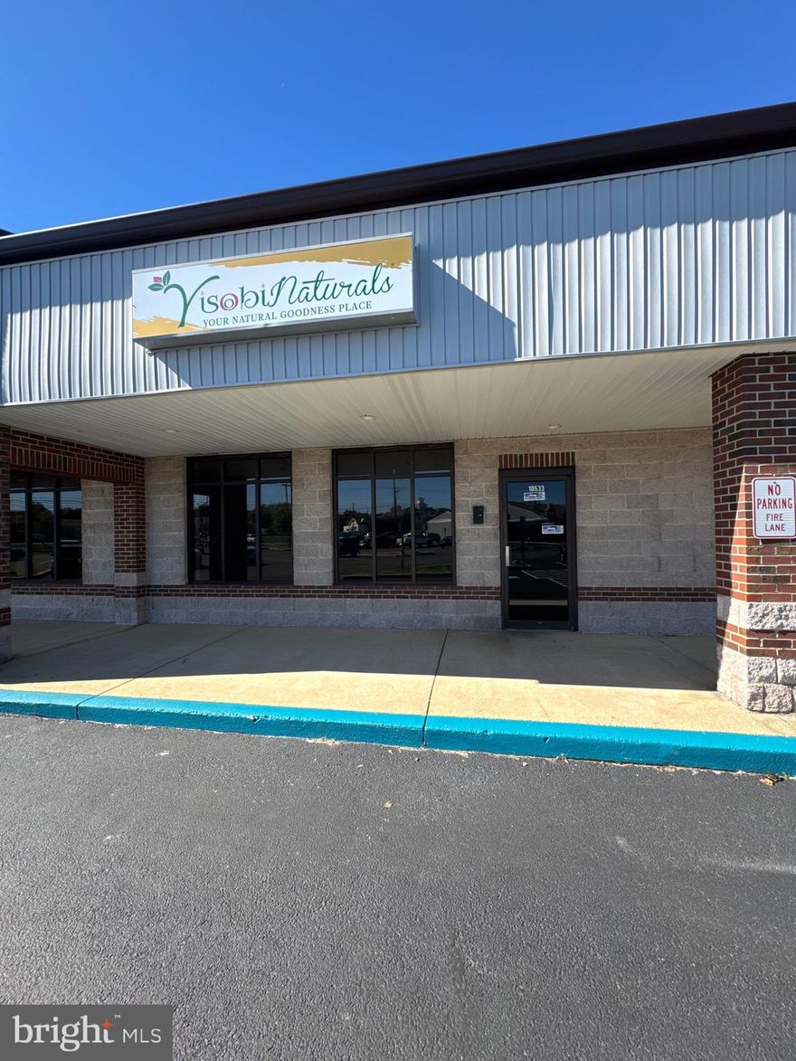 NO CAM CHARGE...  RENT INCLUDED  TAXES,  WATER AND TRASH STORE FRONT !!!!!!   VACANT store front, Great Location,, Rent includes CAM Charge,, Perfect for small business,, 1250- feet available.. Traffic light at corner,, no U turns needed,, Lots of weekly traffic ,,