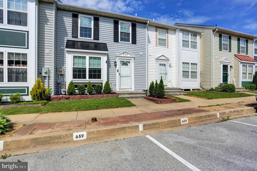 BACK ON THE MARKET!!!!! BUYERS FINANCING FELL THROUGH AT THE LAST MINUTE..........
This is it!! The one you've been waiting for in Robert's Field.  This home is move in ready with freshly painted walls and ceilings.  Kitchen has granite countertops, stainless appliances and a pantry.  Nice open floor plan on the main level.  French doors off the living room leading to the private patio and fenced in back yard that backs to open space.  One of the few townhouses in Robert's Field that has 2 full bathrooms! Huge bonus room in the basement with 2 walk in closets and another smaller room that could be a potential office.  The shutters and front door were painted in 2020. Flooring on the main level was done in 2018.  New dishwasher installed in 2019.  The roof was installed in 2019.  White vinyl fence in the backyard was installed in 2020.  There is not much left for you to do but make this one your new home.