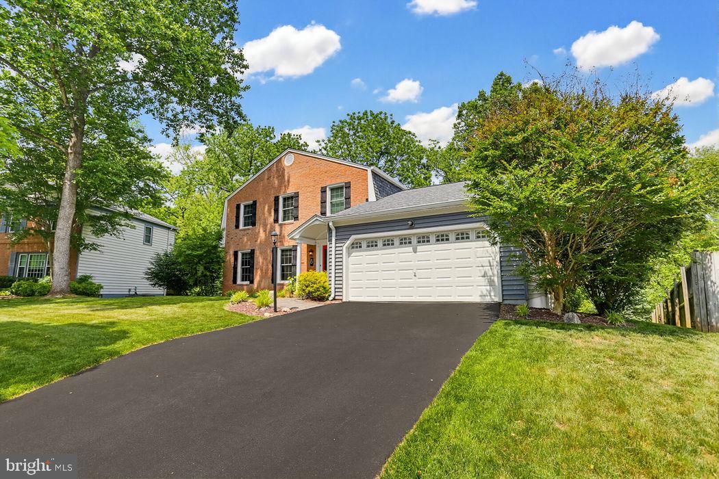 8 BOULDERCREST COURT