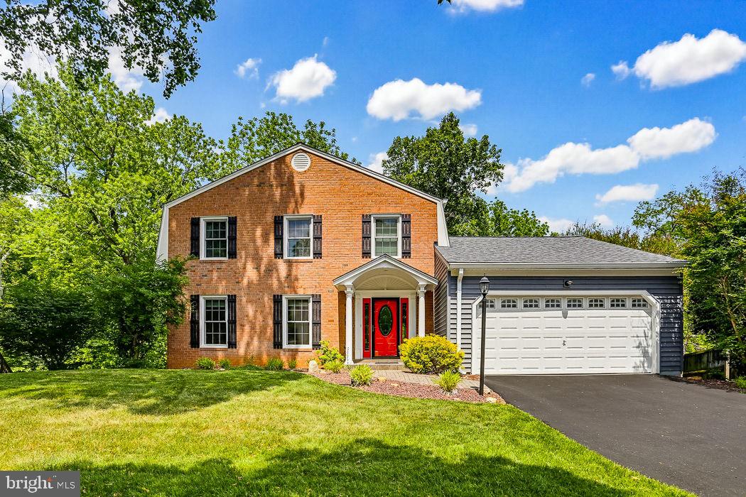 8 BOULDERCREST COURT