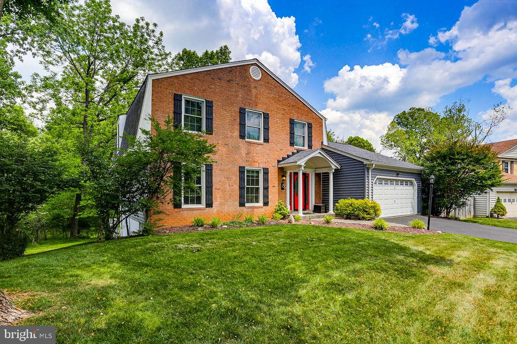 8 BOULDERCREST COURT