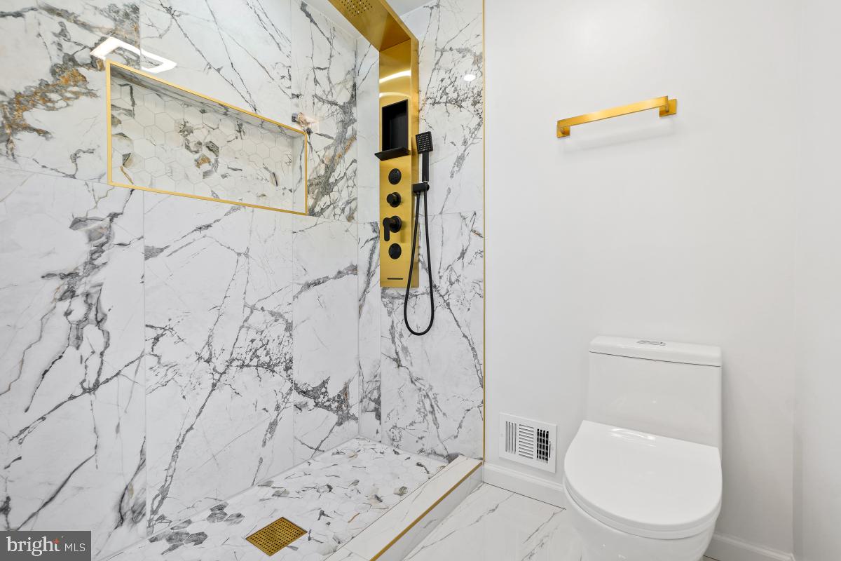 COUNTRY CLUB VIEW - Residential