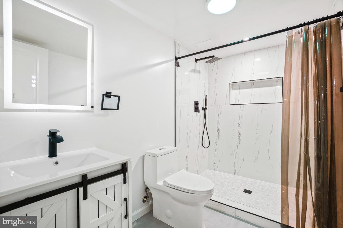 COUNTRY CLUB VIEW - Residential