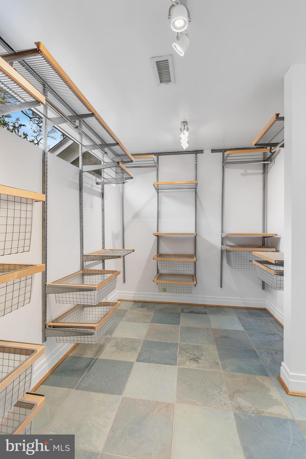 CLEVELAND PARK - Residential Lease