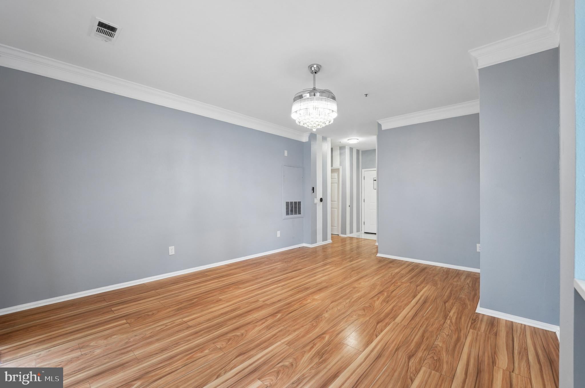 1550 SPRING GATE DRIVE 8102