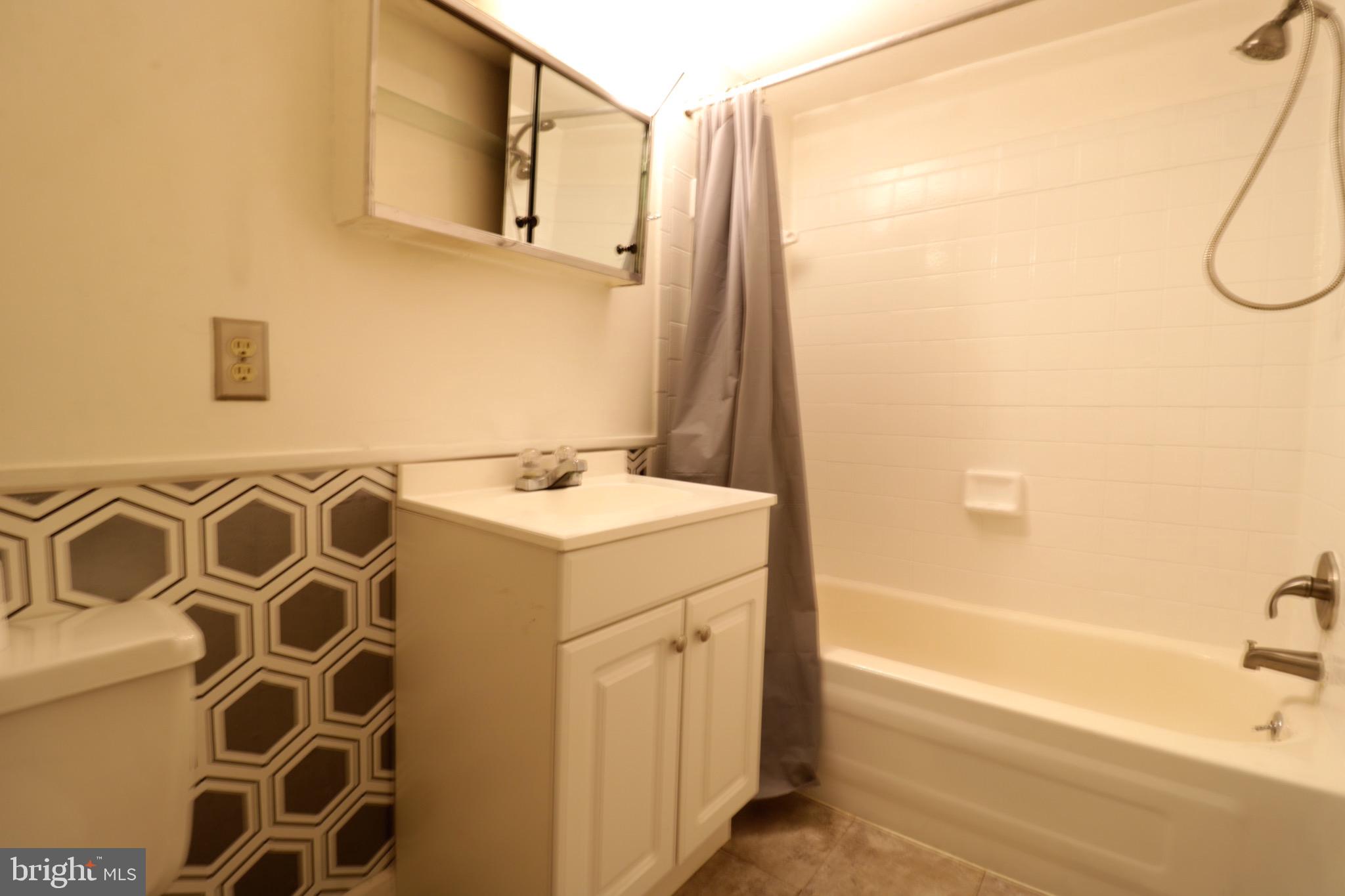 TREETOP CONDO - Residential Lease