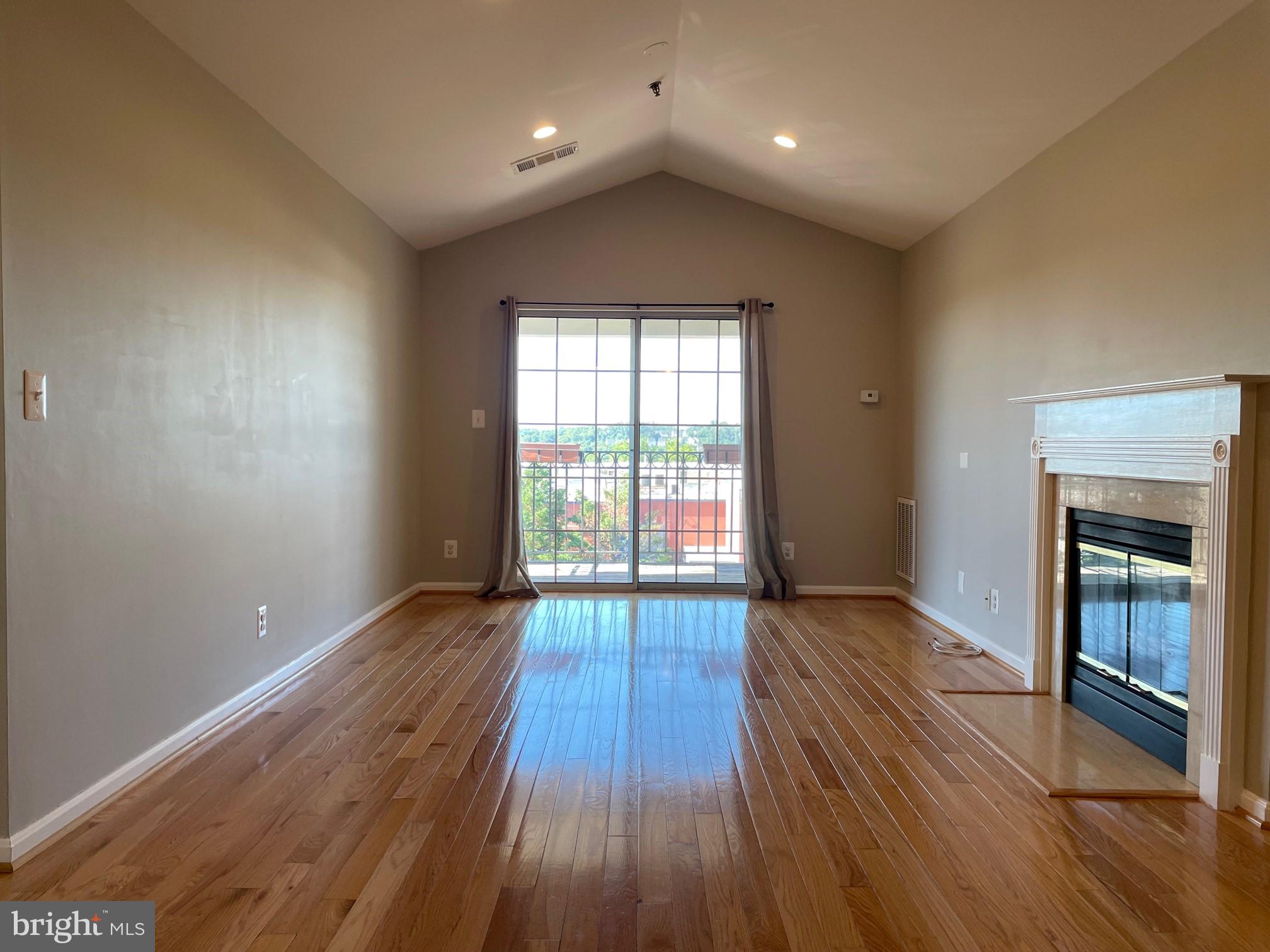 QUAKER HILL CONDOMINIUM - Residential Lease