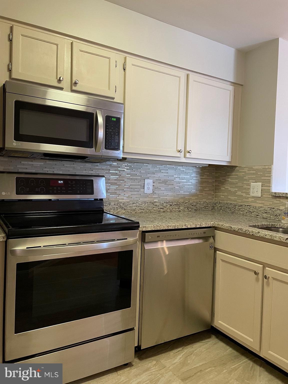 QUAKER HILL CONDOMINIUM - Residential Lease