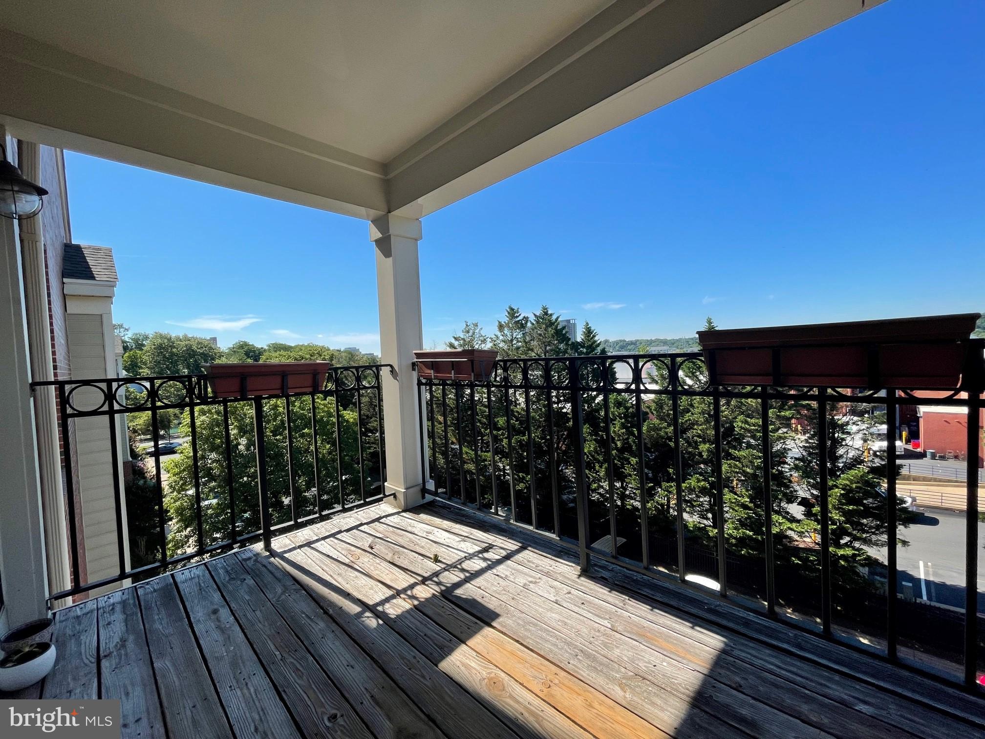 QUAKER HILL CONDOMINIUM - Residential Lease