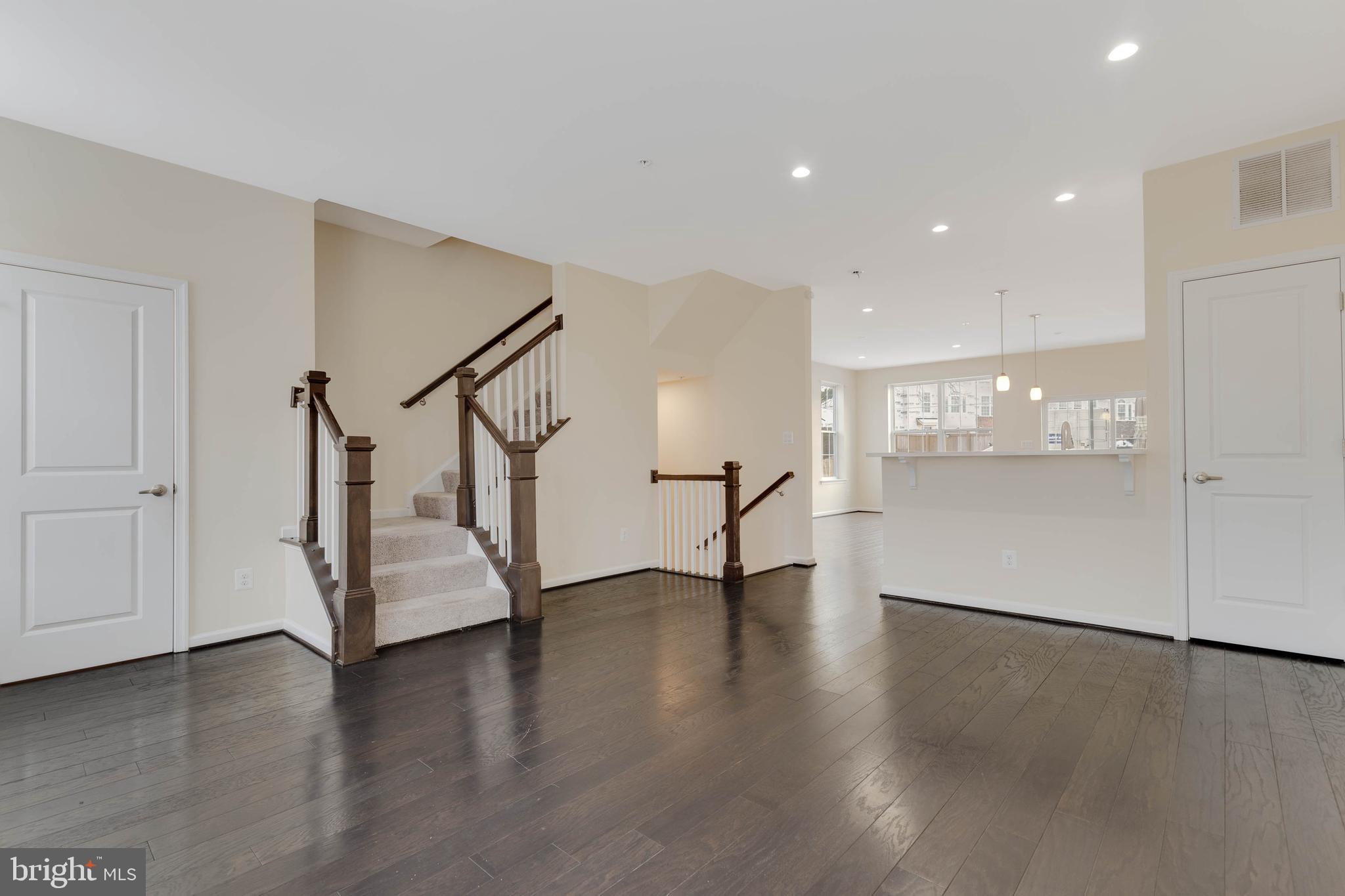 COLUMBIA RUN TOWNHOMES - Residential