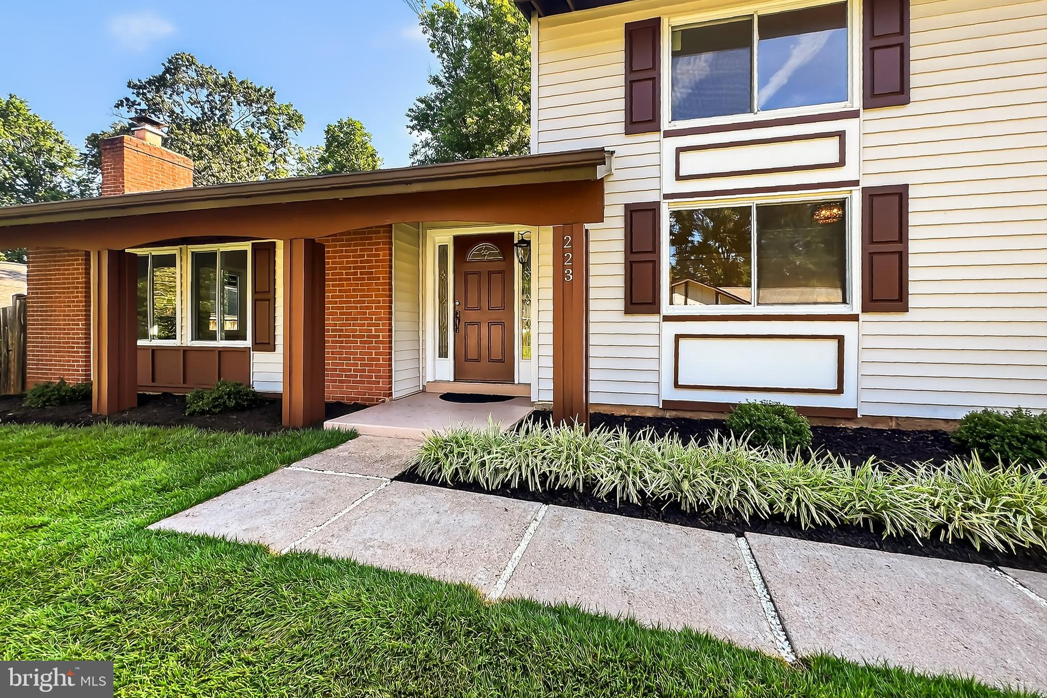 223 W MEADOWLAND LANE