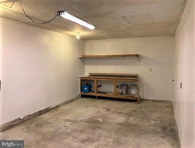 COUNTRY CLUB MANOR - Residential