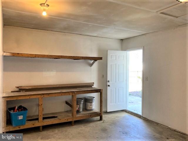 COUNTRY CLUB MANOR - Residential