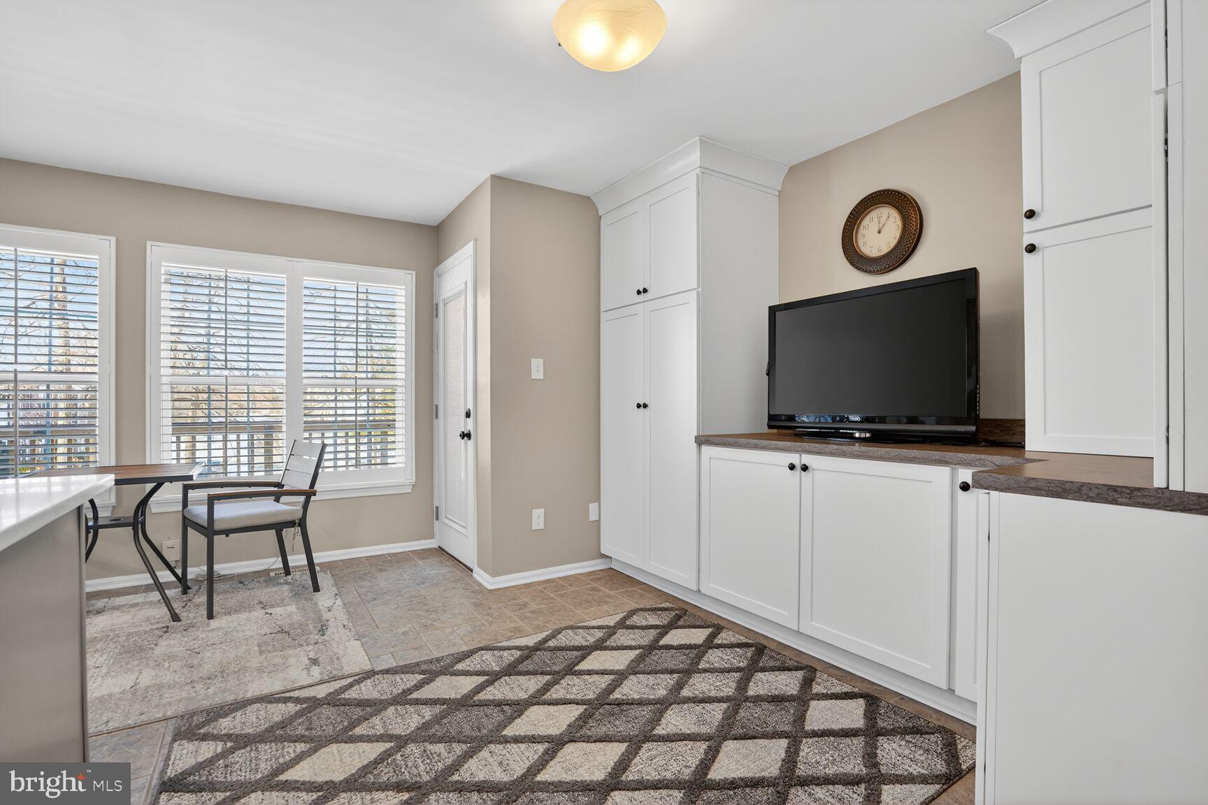 MIRROR RIDGE - Residential