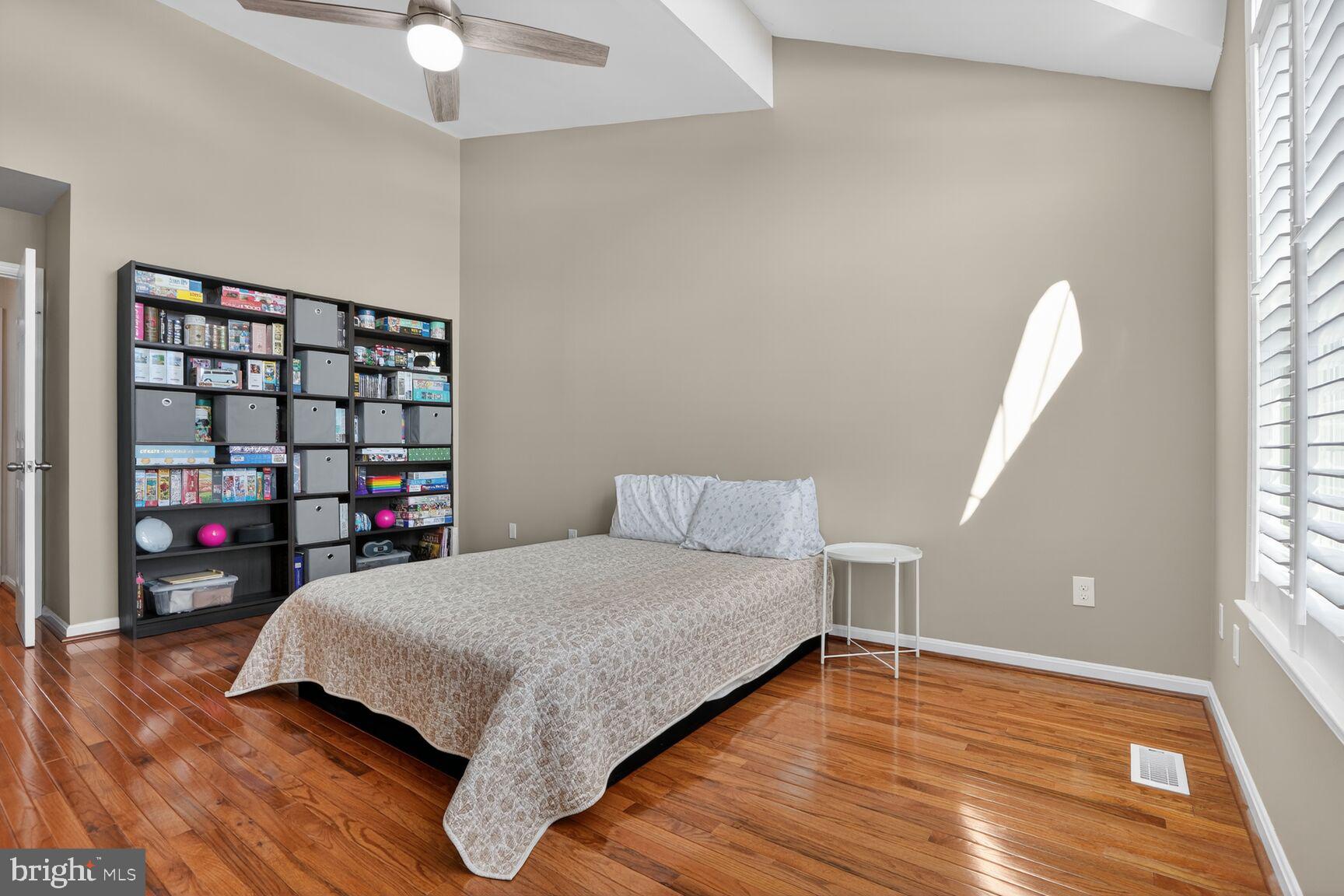 MIRROR RIDGE - Residential