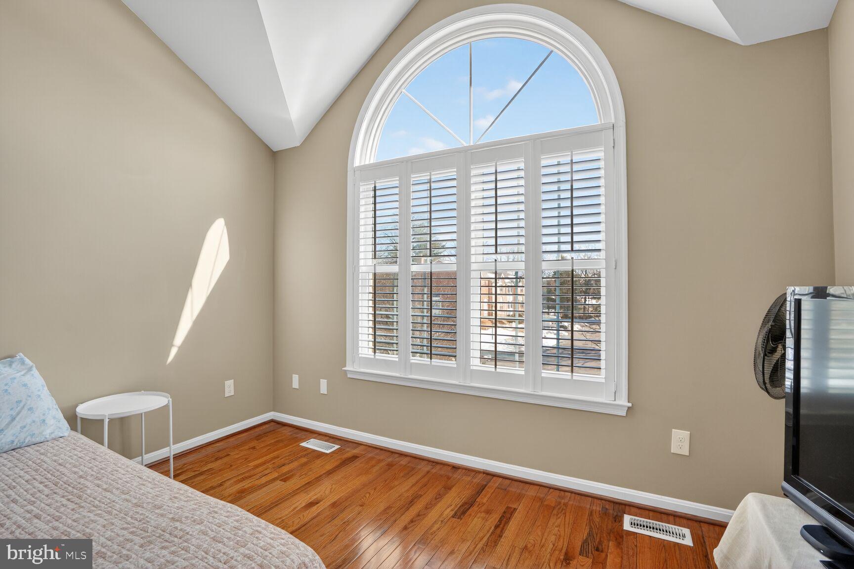 MIRROR RIDGE - Residential