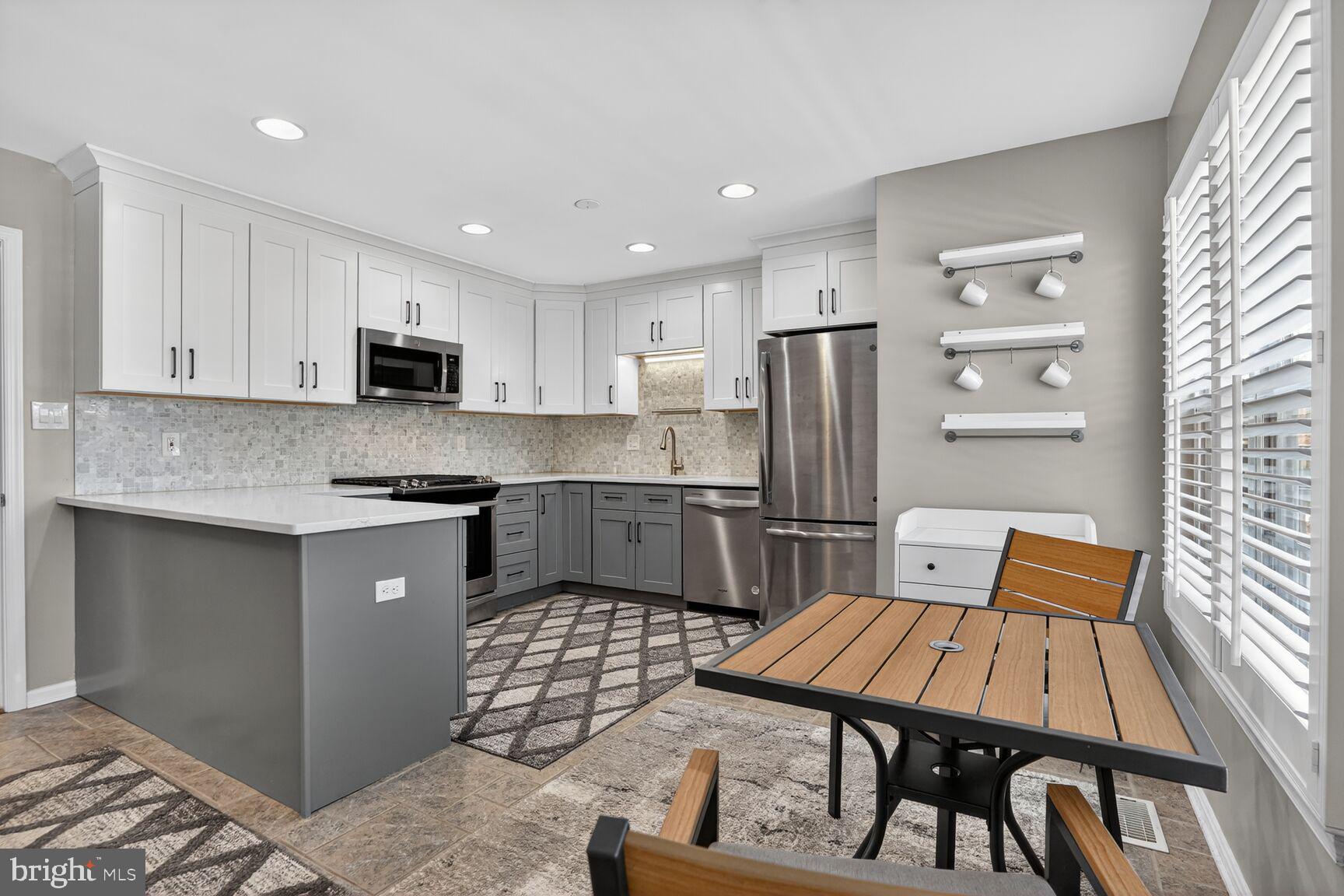 MIRROR RIDGE - Residential