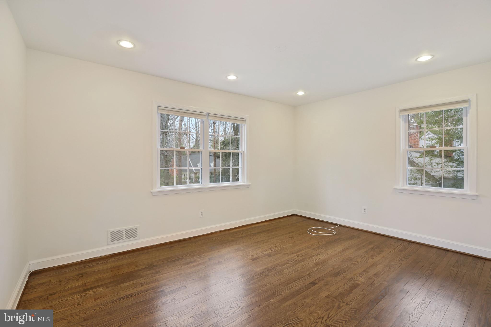 LUXMANOR - Residential Lease