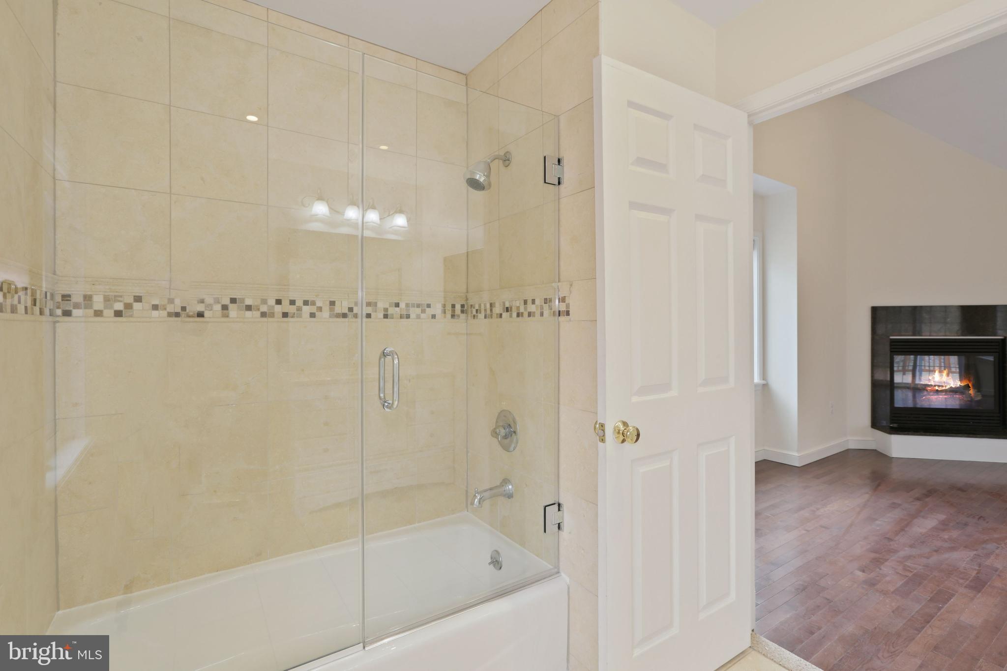 LUXMANOR - Residential Lease