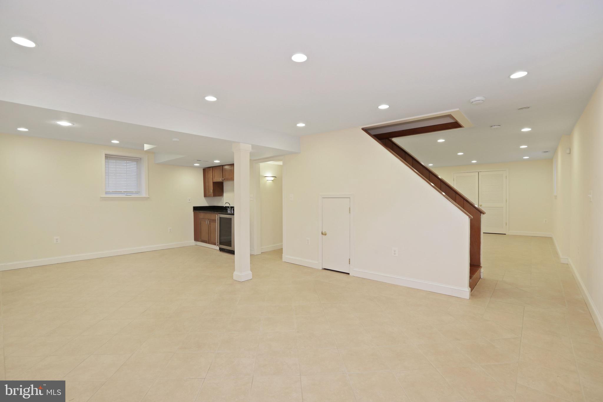 LUXMANOR - Residential Lease