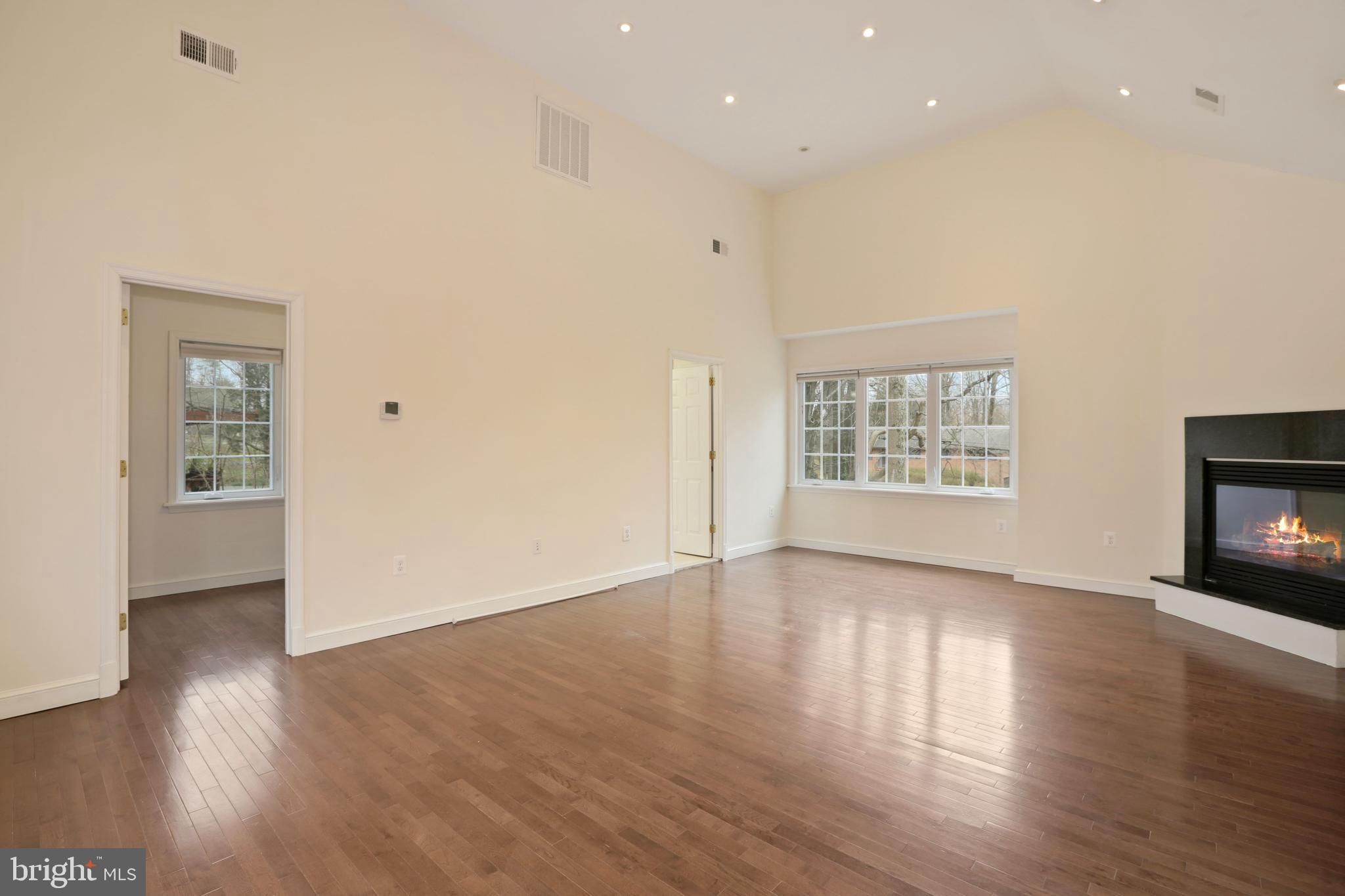 LUXMANOR - Residential Lease